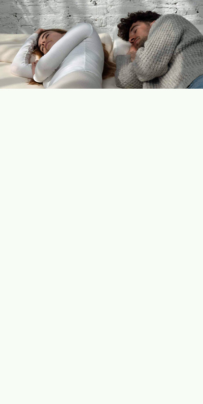 Junges Paar auf Futon liegend