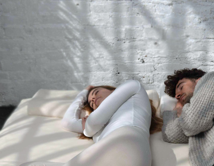 Junge Paar auf Futon schlafend