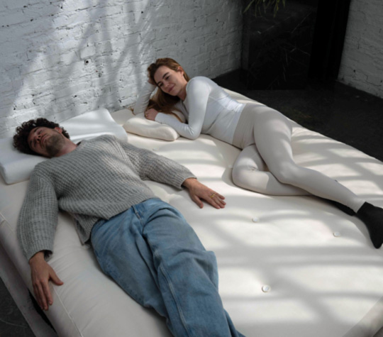 Junges Paar auf Futon