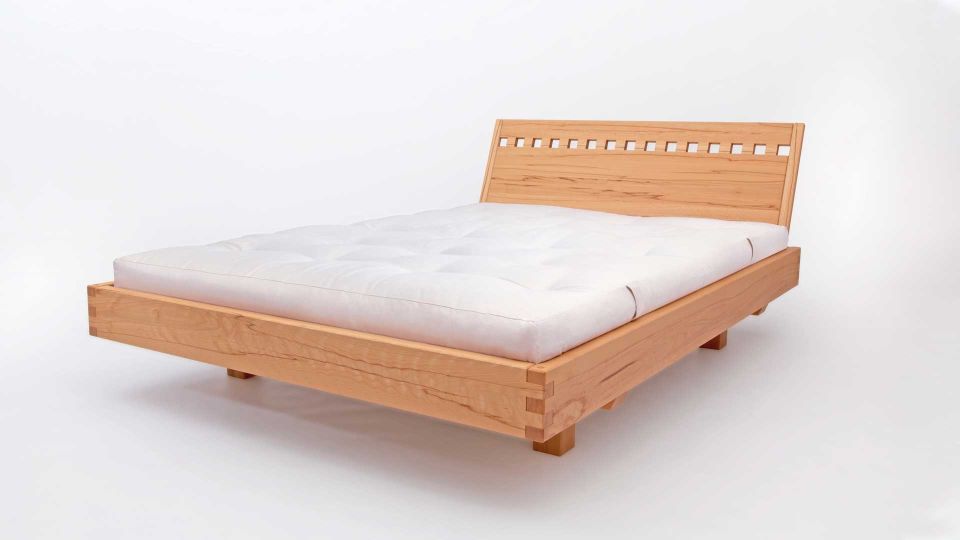 Schwebebett Exil - Holz Kernbuche - Kopfteil "Fenster". <br>(Futon und Lattenrost nicht im Lieferumfang enthalten.)