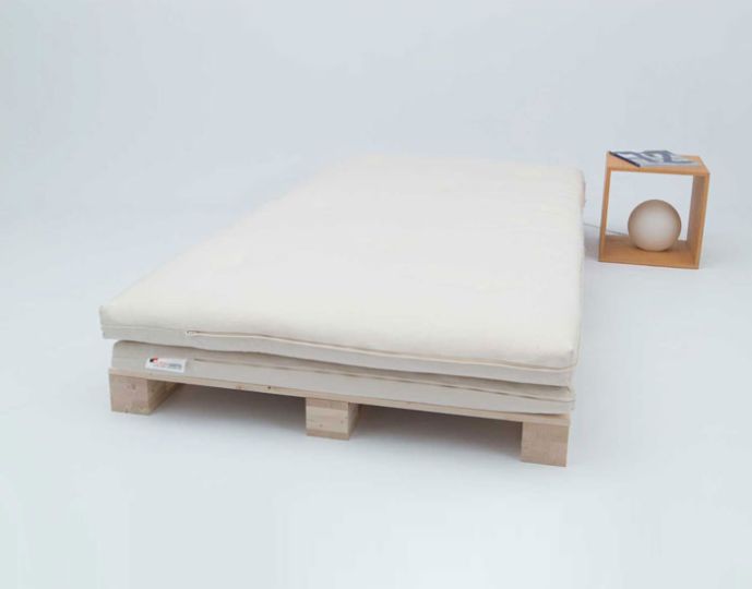 Bett Palette - tagsüber zur gemütlichen kleinen Sitzlandschaft zusammengestellt.